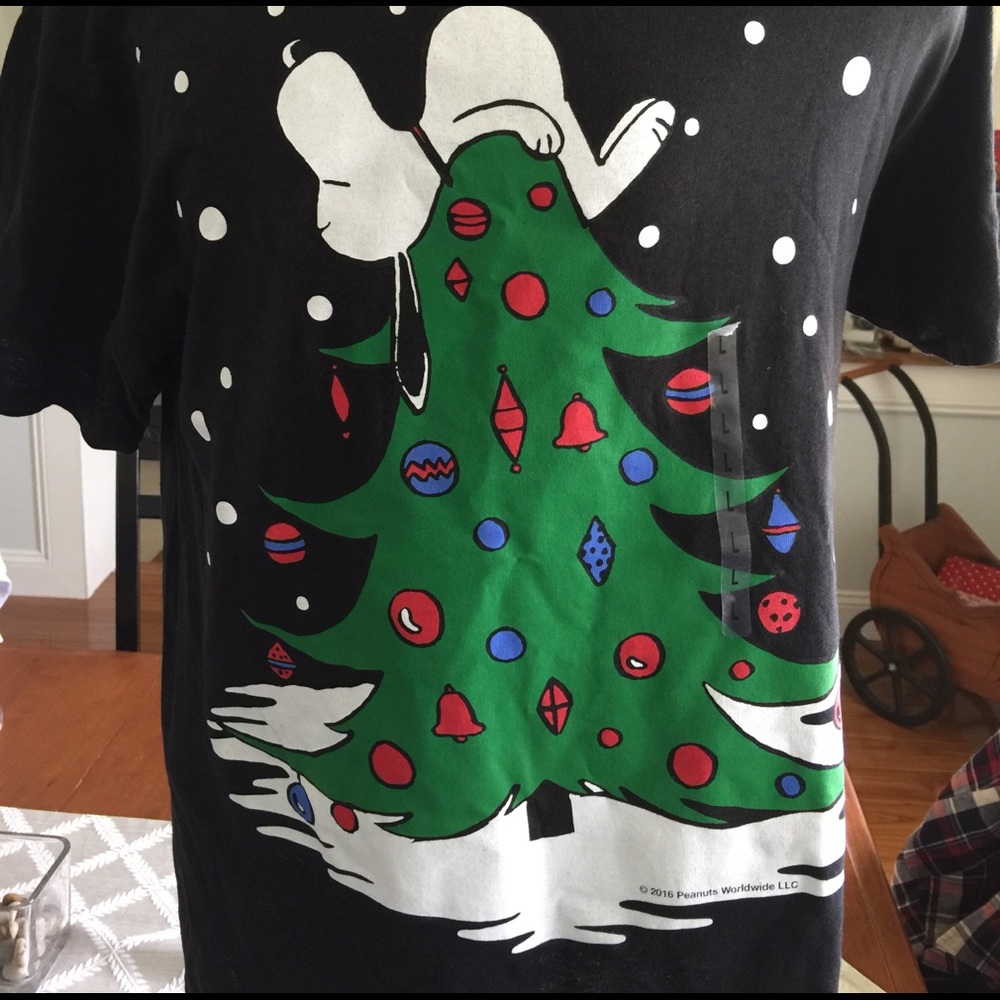 CHRISTMAS PEANUTS T-SHIRT large new tags snoopy tree